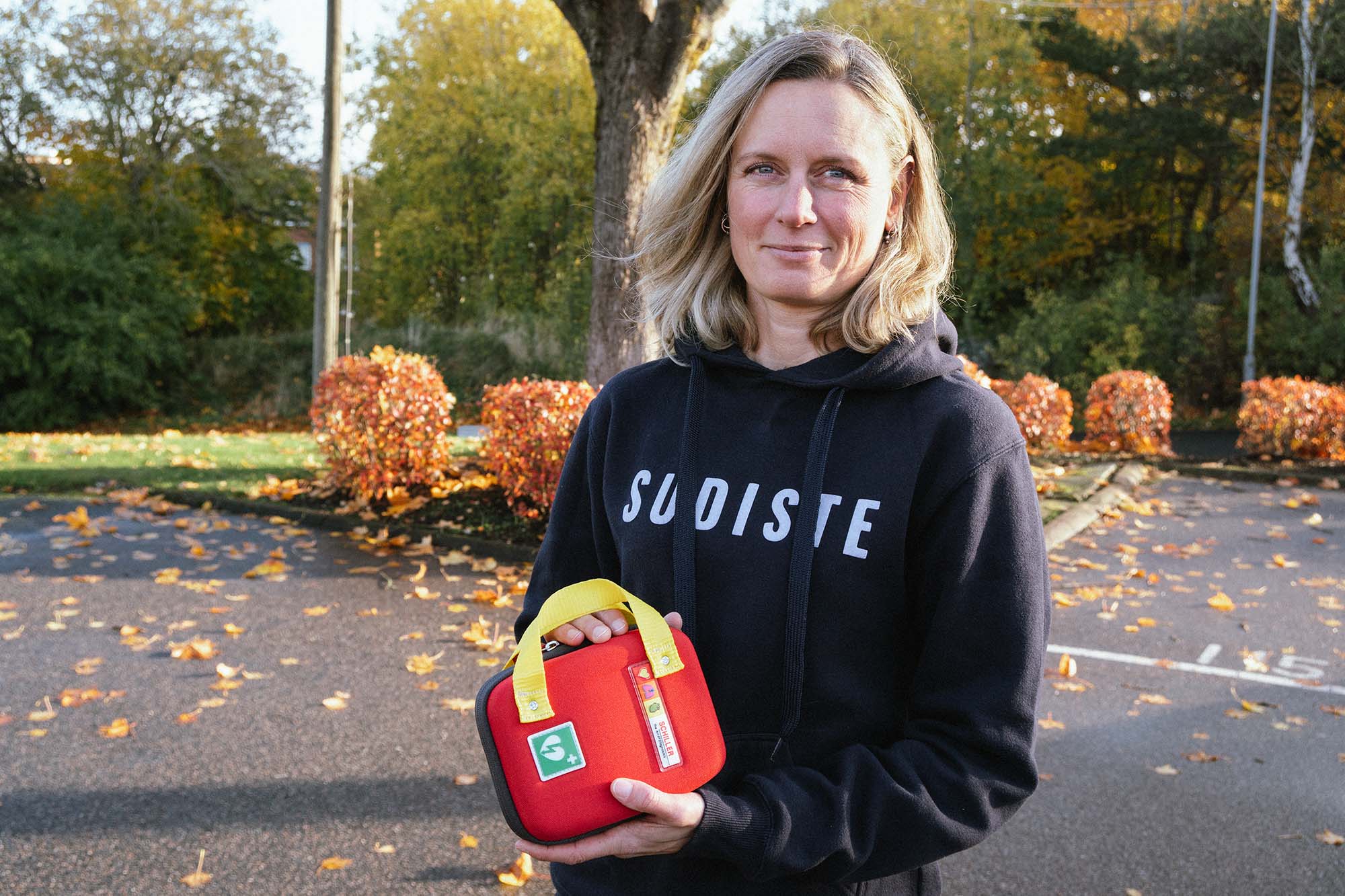 Sofia Tiquet holding an AED