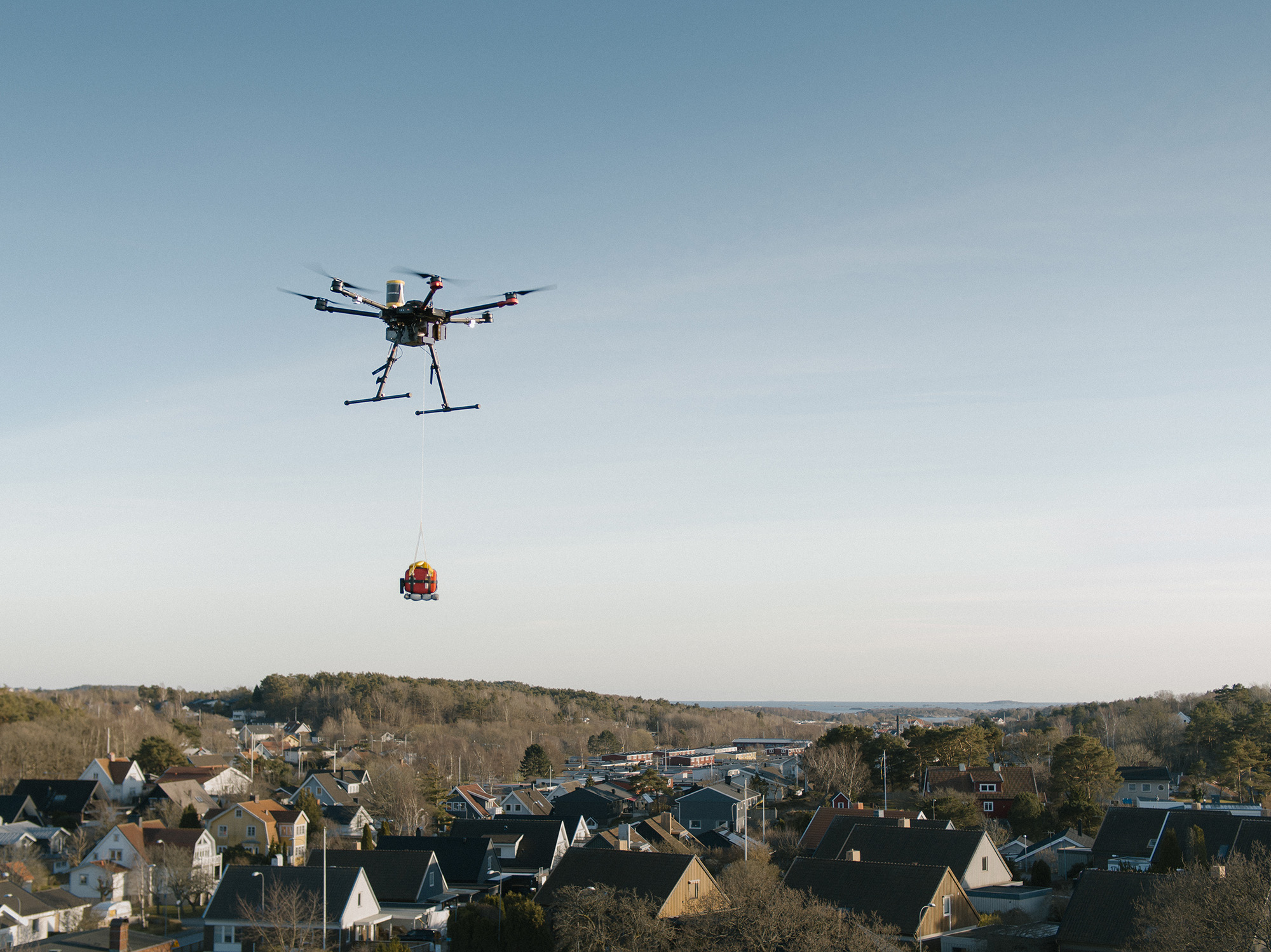 Everdrone Delivering AED - Photo Everdrone AB